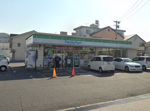 近くのファミリーマート 名東山の手店まで560m（徒歩7分）