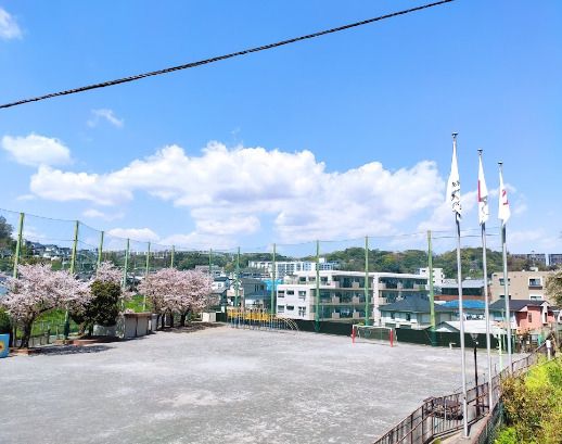 近くの横浜市立屏風浦小学校まで2,343m（徒歩30分）