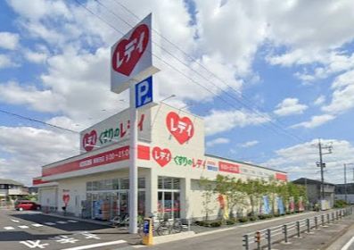 近くのくすりのレデイ 鶴新田店まで604m（徒歩8分）