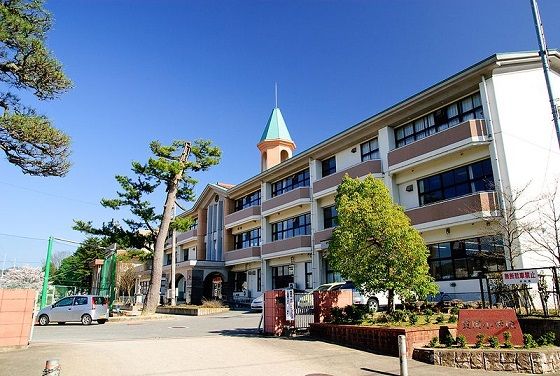 近くの豊岡市立豊岡小学校まで1,417m（徒歩18分）