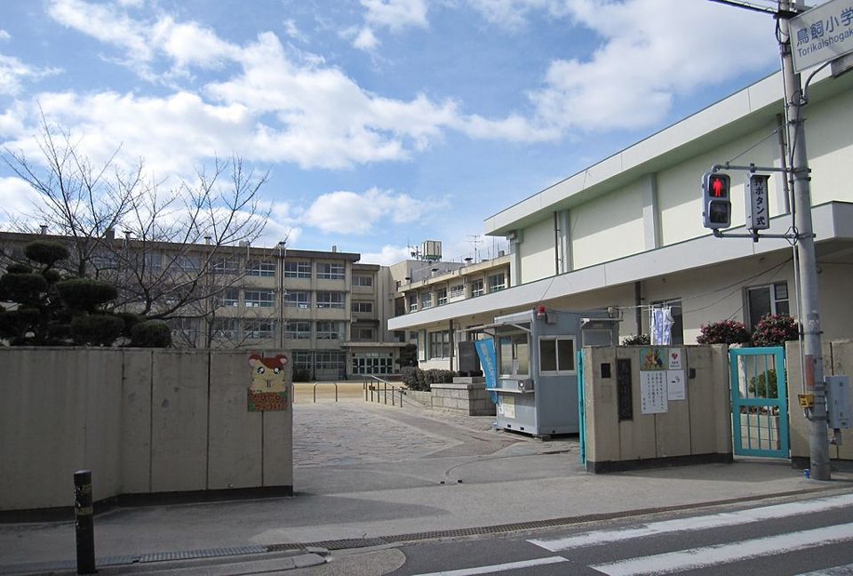 近くの小学校まで563m（徒歩8分）