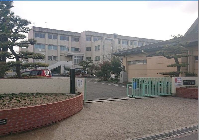 近くの中学校まで893m（徒歩12分）