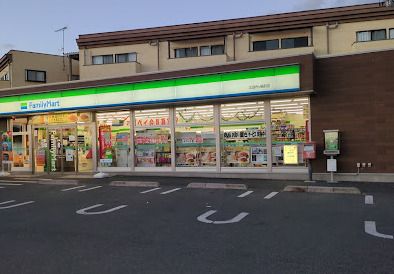 近くのコンビニまで567m（徒歩8分）