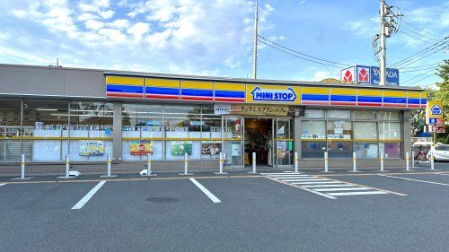 近くのミニストップ 府中西原町店まで649m（徒歩9分）