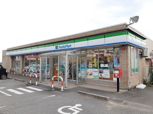 近くのファミリーマート 小矢部埴生北店まで880m（徒歩11分）