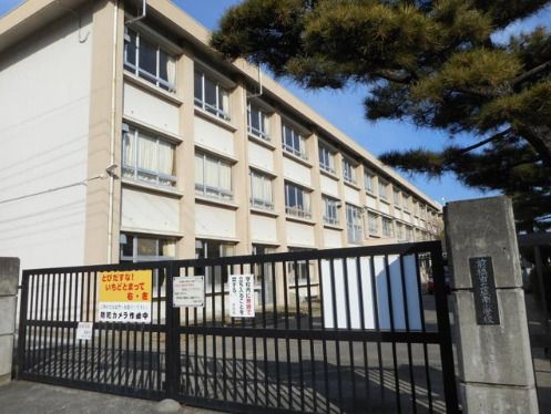 近くの前橋市立城南小学校まで648m（徒歩9分）