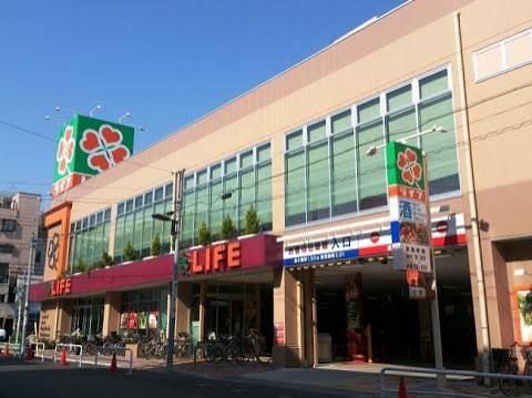 近くのライフ菊川店まで900m（徒歩12分）