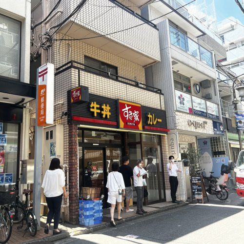 近くの飲食店まで627m（徒歩8分）