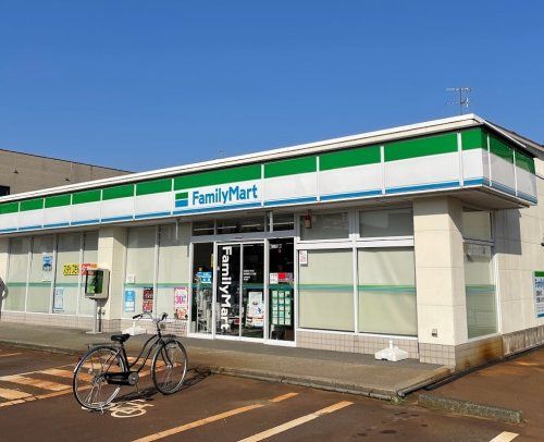 近くのファミリーマート新町２丁目店まで462m（徒歩6分）