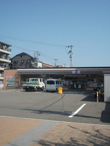 近くのコンビニまで447m（徒歩6分）