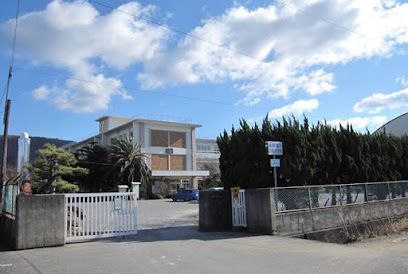 近くの白峰中学校まで757m（徒歩10分）