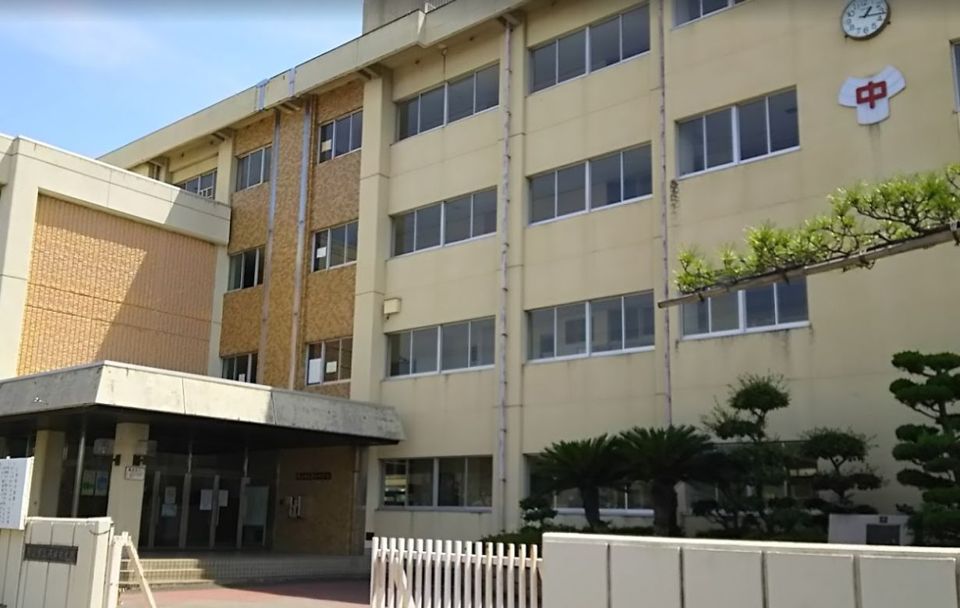 近くの岡山市立芳田中学校まで307m（徒歩4分）