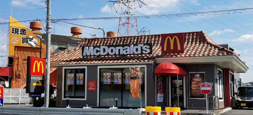 近くのマクドナルド 1号線出屋敷店まで638m（徒歩8分）