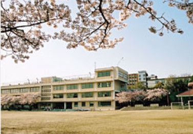 近くの四條畷学園小学校まで457m（徒歩6分）