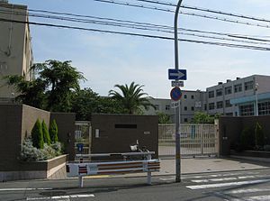 近くの東淡路小学校まで303m（徒歩4分）