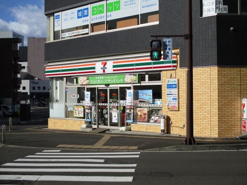 近くのコンビニまで505m（徒歩7分）