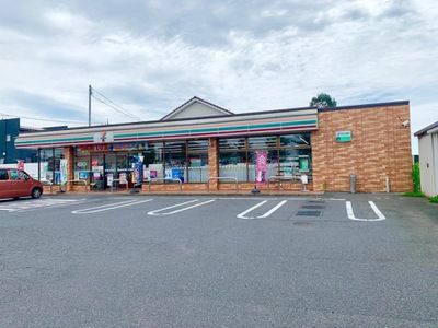 近くのセブンイレブン 伊勢崎西久保店まで889m(徒歩12分)