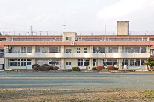 近くの小学校まで796m（徒歩10分）