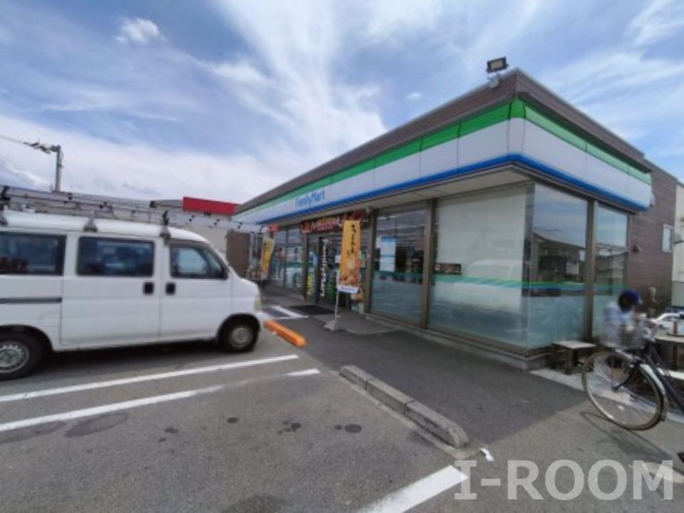 近くのコンビニまで620m（徒歩8分）