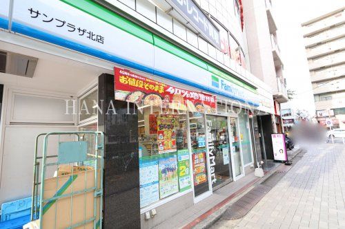 近くのファミリーマートまで526m(徒歩7分)