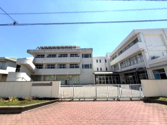 近くの徳島市立論田小学校まで261m（徒歩4分）