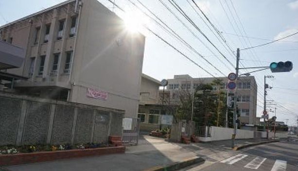 近くの高松市立多肥小学校まで1,089m(徒歩14分)