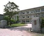 近くの高岡市立五位中学校まで1,136m(徒歩15分)