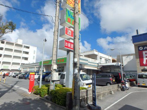 近くのサンエー V21よぎ食品館まで600m（徒歩8分）