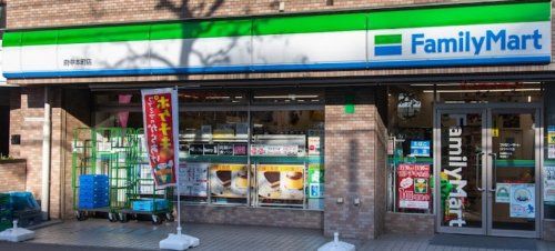 近くのファミリーマート 府中本町店まで613m（徒歩8分）