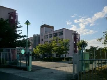 近くの神戸市立妙法寺小学校まで152m(徒歩2分)