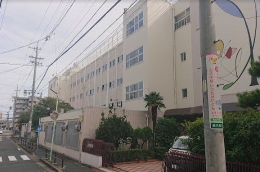 近くの小学校まで884m（徒歩12分）