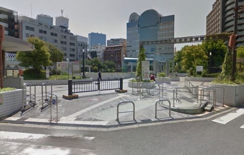 近くの京橋公園まで587m（徒歩8分）