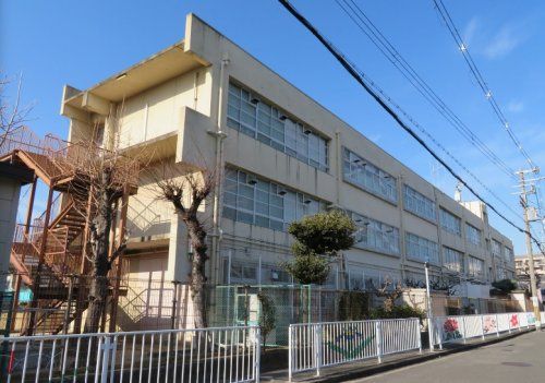 近くの東大阪市立荒川小学校まで288m(徒歩4分)