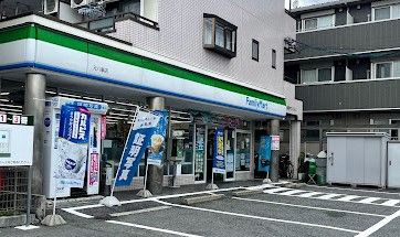 近くのコンビニまで620m（徒歩8分）