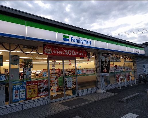 近くのコンビニまで488m（徒歩7分）