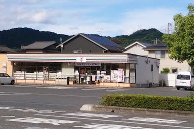 近くのコンビニまで623m（徒歩8分）