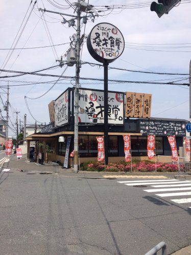 近くの飲食店まで978m（徒歩13分）