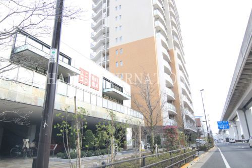 近くのユニクロ 足立入谷店まで1,200m（徒歩15分）