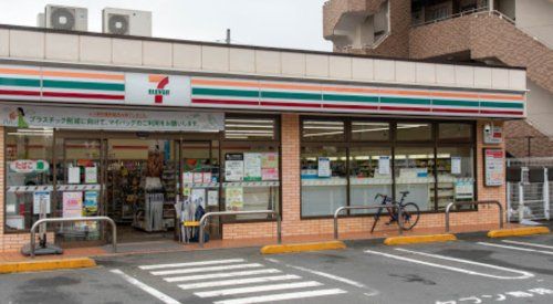 近くのコンビニまで413m（徒歩6分）