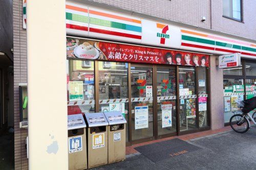 近くのコンビニまで817m（徒歩11分）