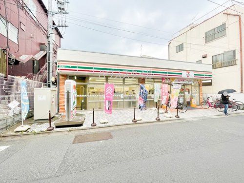 近くのコンビニまで606m（徒歩8分）