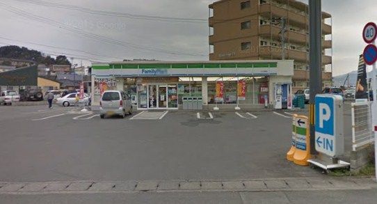 近くのファミリーマート玉名岩崎店まで446m（徒歩6分）