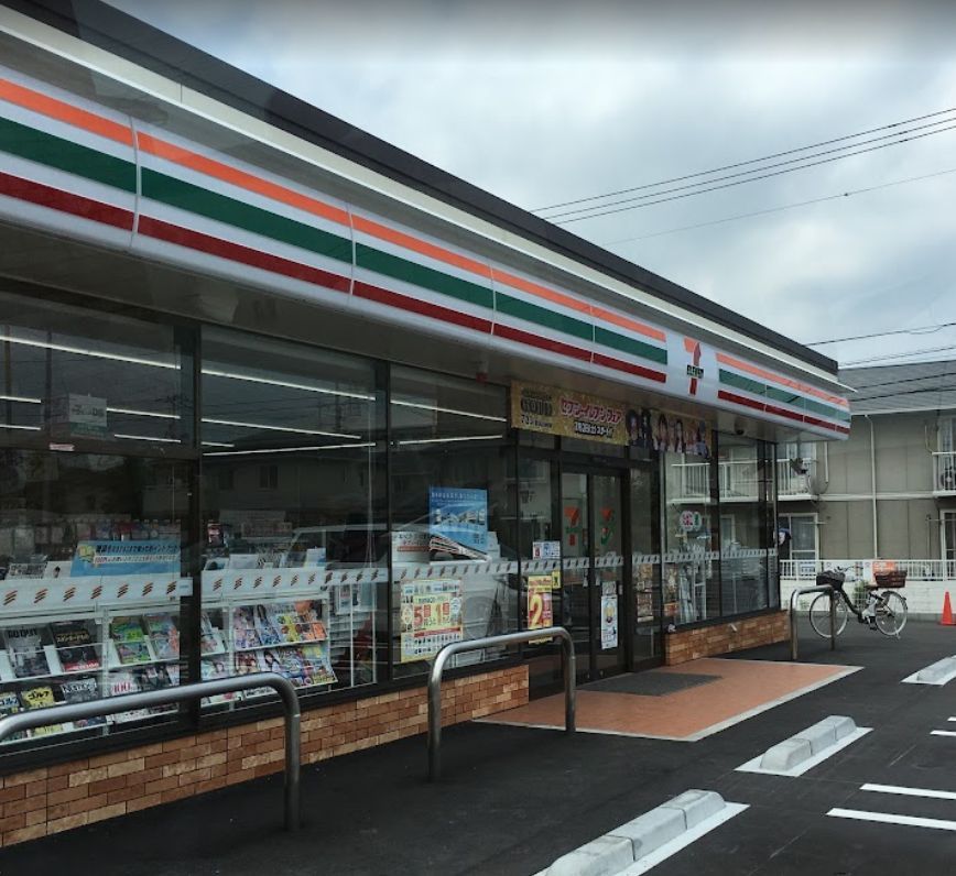 近くのコンビニまで304m（徒歩4分）