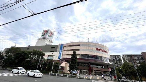 近くのイトーヨーカドーまで5,512m（徒歩69分）