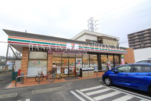 近くのセブンイレブン草加花栗北店まで1,305m（徒歩17分）