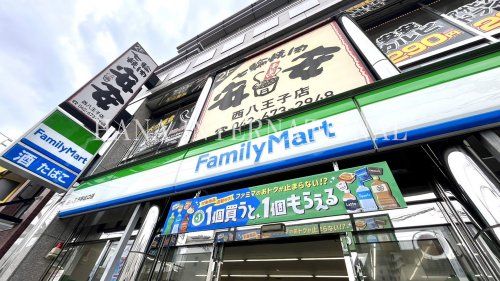 近くのコンビニまで813m（徒歩11分）