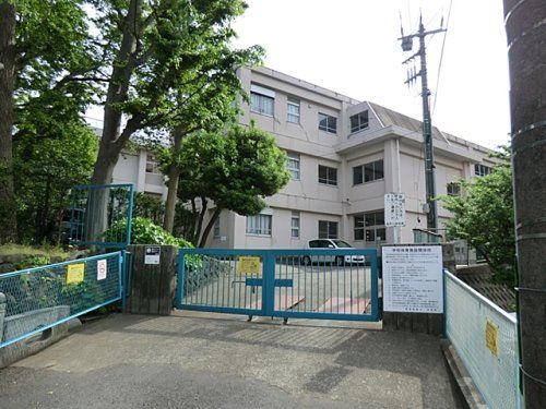 近くの横須賀市立追浜小学校まで1,595m（徒歩20分）