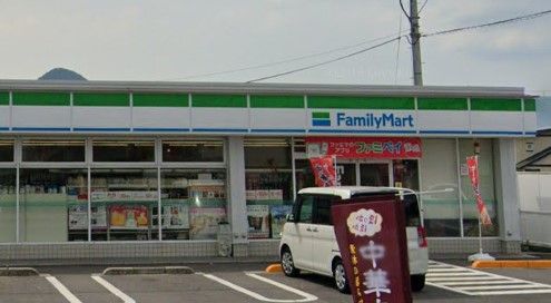 近くのファミリーマート 高松円座町店まで761m（徒歩10分）