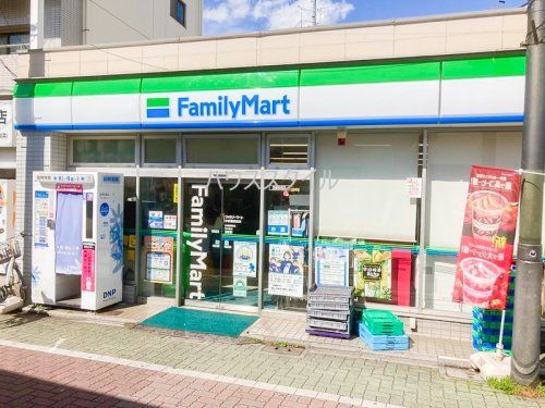 近くのコンビニまで741m（徒歩10分）
