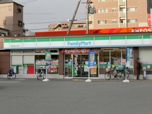 近くのファミリーマート 京阪本通二丁目店まで66m（徒歩1分）